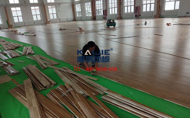 專業(yè)廠家體育木地板的上層面板安裝過(guò)程——?jiǎng)P潔地板