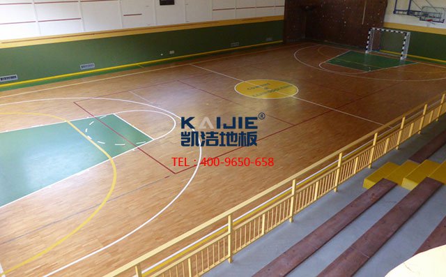 專業(yè)廠家體育木地板的上層面板安裝過(guò)程——?jiǎng)P潔地板