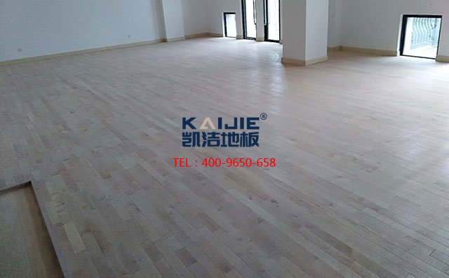 2019年影響體育館運(yùn)動(dòng)木地板價(jià)格的因素有哪些——?jiǎng)P潔地板