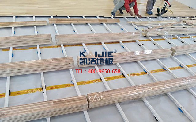 運(yùn)動(dòng)木地板使用壽命和施工也有很大關(guān)系——?jiǎng)P潔地板
