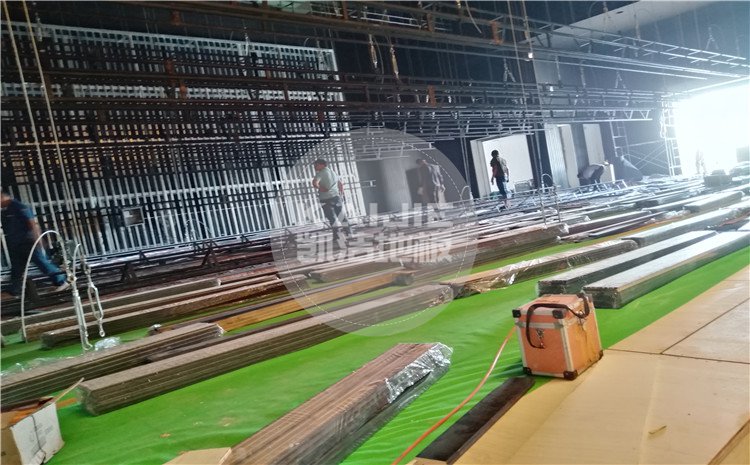四川省樂山市沙灣區(qū)銅河廣場劇院舞臺(tái)木地板案例—?jiǎng)P潔體育木地板廠家